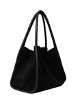 Schwarze Meno Schultertasche von RE:DESIGNED aus weichem Veloursleder mit großzügigem Hauptfach und Lederhenkel.