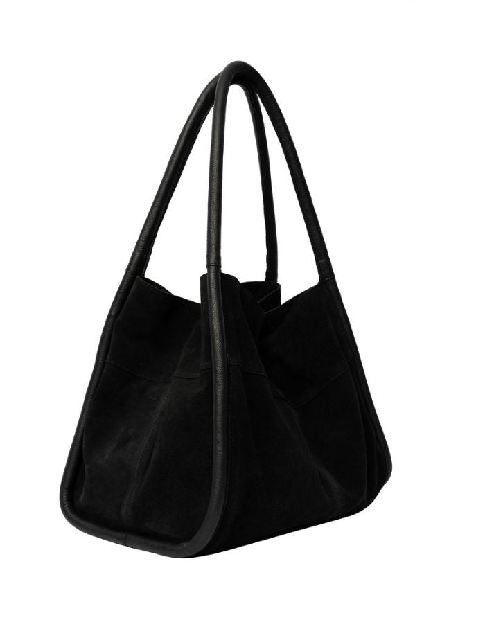 Schwarze Meno Schultertasche von RE:DESIGNED aus weichem Veloursleder mit großzügigem Hauptfach und Lederhenkel.