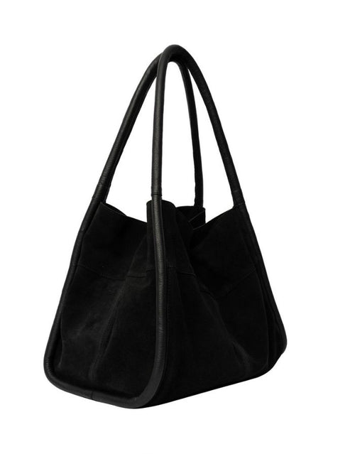 Schwarze Meno Schultertasche von RE:DESIGNED aus weichem Veloursleder mit großzügigem Hauptfach und Lederhenkel.