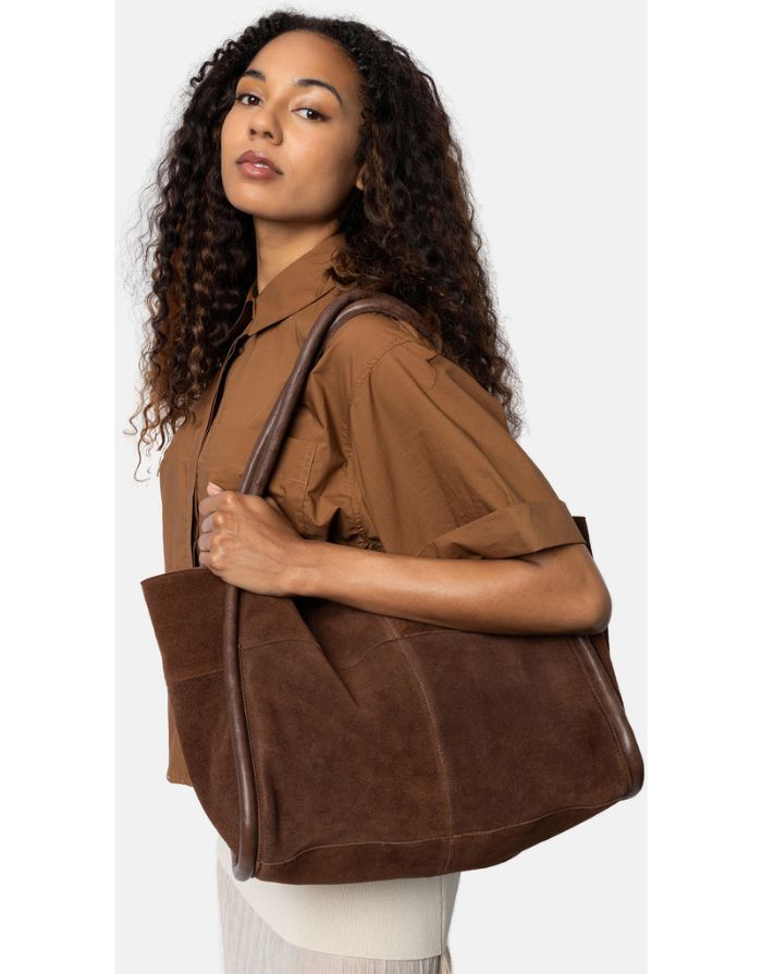  Braune Meno Schultertasche von RE:DESIGNED aus weichem Veloursleder in der Farbe Woodsmoke mit großzügigem Hauptfach und Lederhenkel Seitlich präsentiert