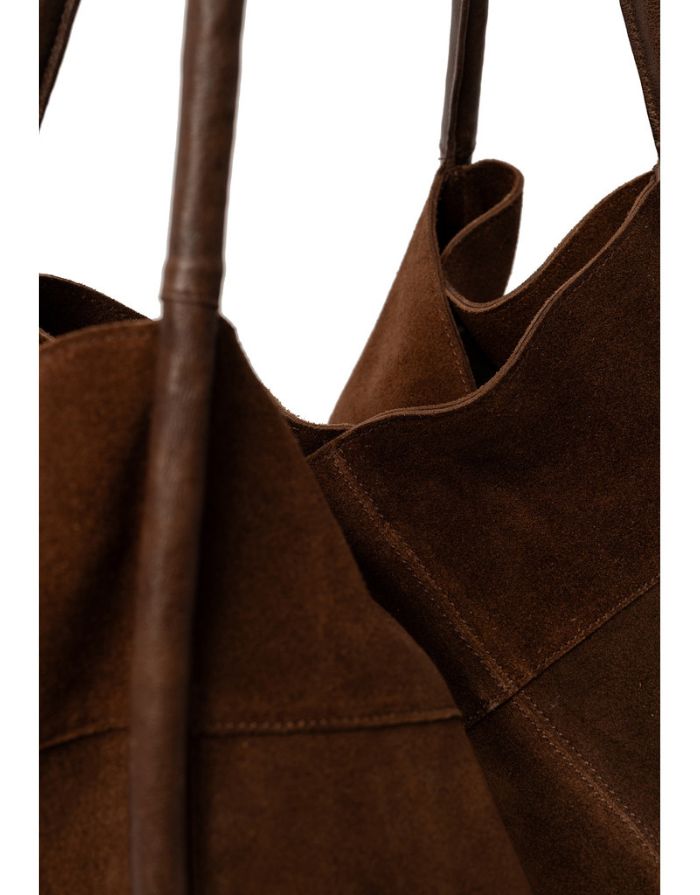  Braune Meno Schultertasche von RE:DESIGNED aus weichem Veloursleder in der Farbe Woodsmoke mit großzügigem Hauptfach und Lederhenkel Nahaufnahme