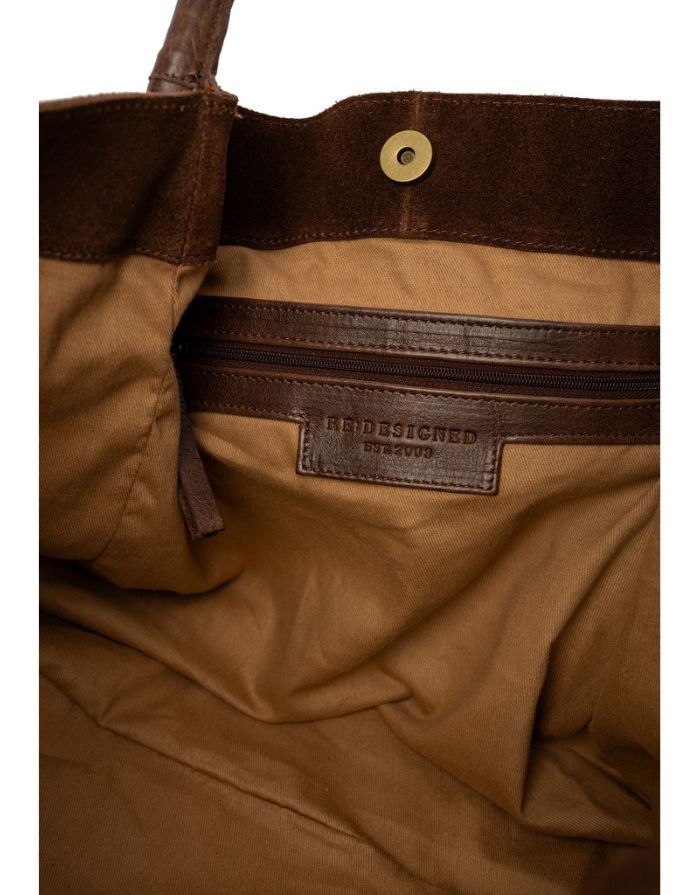  Braune Meno Schultertasche von RE:DESIGNED aus weichem Veloursleder in der Farbe Woodsmoke mit großzügigem Hauptfach und Lederhenkel Innen