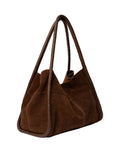  Braune Meno Schultertasche von RE:DESIGNED aus weichem Veloursleder in der Farbe Woodsmoke mit großzügigem Hauptfach und Lederhenkel.