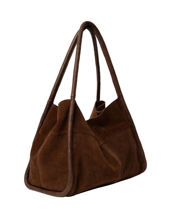  Braune Meno Schultertasche von RE:DESIGNED aus weichem Veloursleder in der Farbe Woodsmoke mit großzügigem Hauptfach und Lederhenkel.
