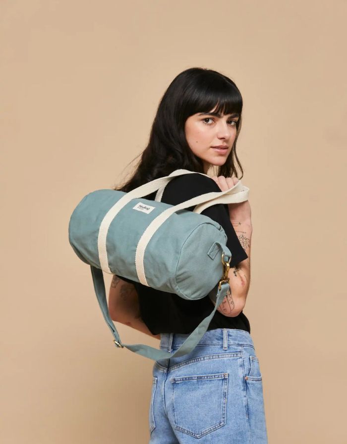 Hindbag Tasche Simon Mini in Salbei, kleine Polochon-Tasche aus GOTS-zertifizierter Bio-Baumwolle, mit Reißverschluss und Innentasche, Schulterriemen.