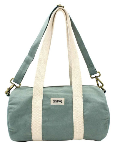Hindbag Tasche Simon Mini in Salbei, kleine Polochon-Tasche aus GOTS-zertifizierter Bio-Baumwolle, mit Reißverschluss und Innentasche, Schulterriemen.