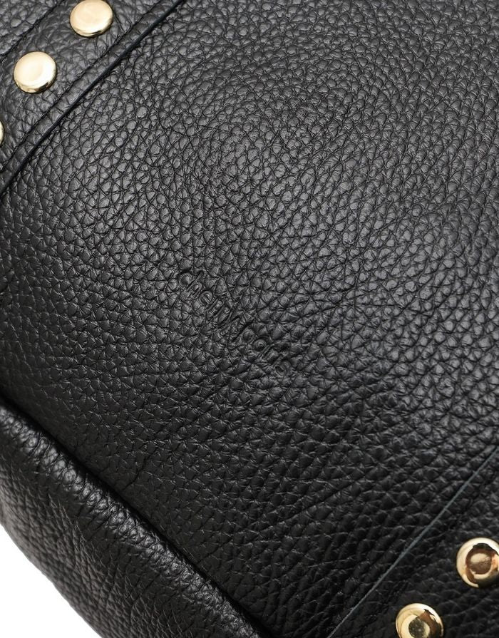 Schwarze Noelie Tragetasche von Cherry Paris aus genarbtem Rindsleder mit Nieten-Details und Reißverschluss im Detail