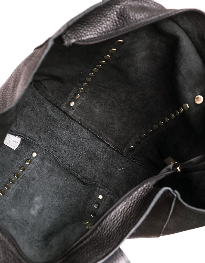 Schwarze Noelie Tragetasche von Cherry Paris aus genarbtem Rindsleder mit Nieten-Details und Reißverschluss als Freisteller von innen