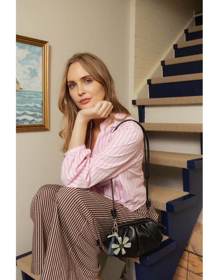 Schwarze Noha Small Ledertasche von Noella mit abnehmbarem Schultergurt und Clutch-Schlaufe aus 100 % Leder mit Model seitlich