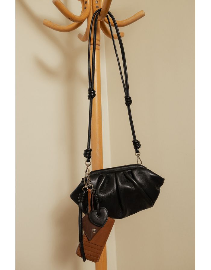 Schwarze Noha Small Ledertasche von Noella mit abnehmbarem Schultergurt und Clutch-Schlaufe aus 100 % Leder Hängend