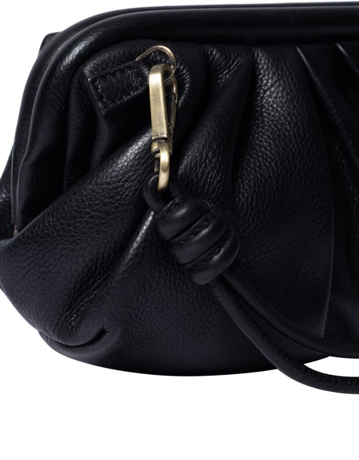 Schwarze Noha Small Ledertasche von Noella mit abnehmbarem Schultergurt und Clutch-Schlaufe aus 100 % Leder Nahaufnahme