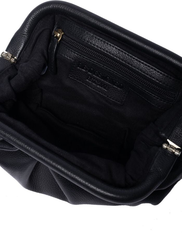 Schwarze Noha Small Ledertasche von Noella mit abnehmbarem Schultergurt und Clutch-Schlaufe aus 100 % Leder Innen