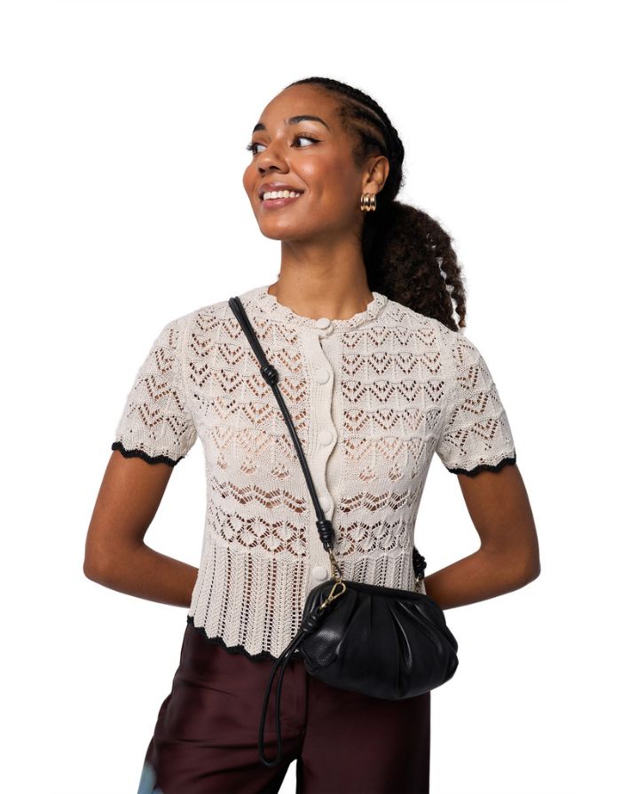 Schwarze Noha Small Ledertasche von Noella mit abnehmbarem Schultergurt und Clutch-Schlaufe aus 100 % Leder Am Model stehend
