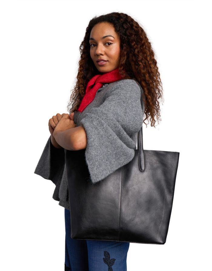 Schwarze Oline Ledertasche von Noella mit großem Hauptfach, Innentasche mit Reißverschluss und zeitlosem Schultertaschen-Design am Model