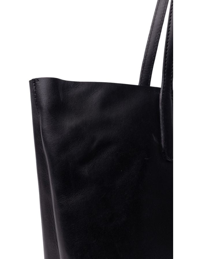 Schwarze Oline Ledertasche von Noella mit großem Hauptfach, Innentasche mit Reißverschluss und zeitlosem Schultertaschen-Design.