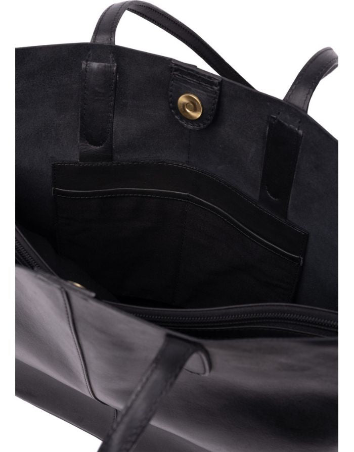 Schwarze Oline Ledertasche von Noella mit großem Hauptfach, Innentasche mit Reißverschluss und zeitlosem Schultertaschen-Design.