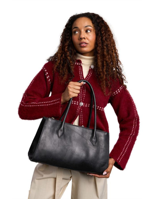 Schwarze Ora Small Ledertasche von Re:Designed mit vier Innenfächern, Druckknopfverschluss und handgefertigtem Design mit Model