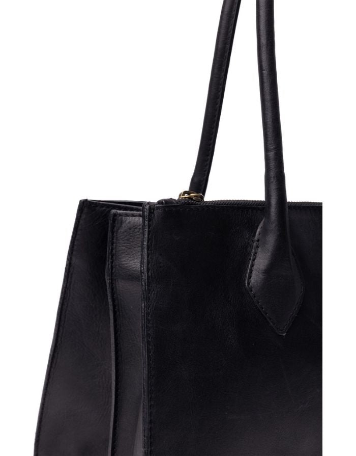 Schwarze Ora Small Ledertasche von Re:Designed mit vier Innenfächern, Druckknopfverschluss und handgefertigtem Design Nah
