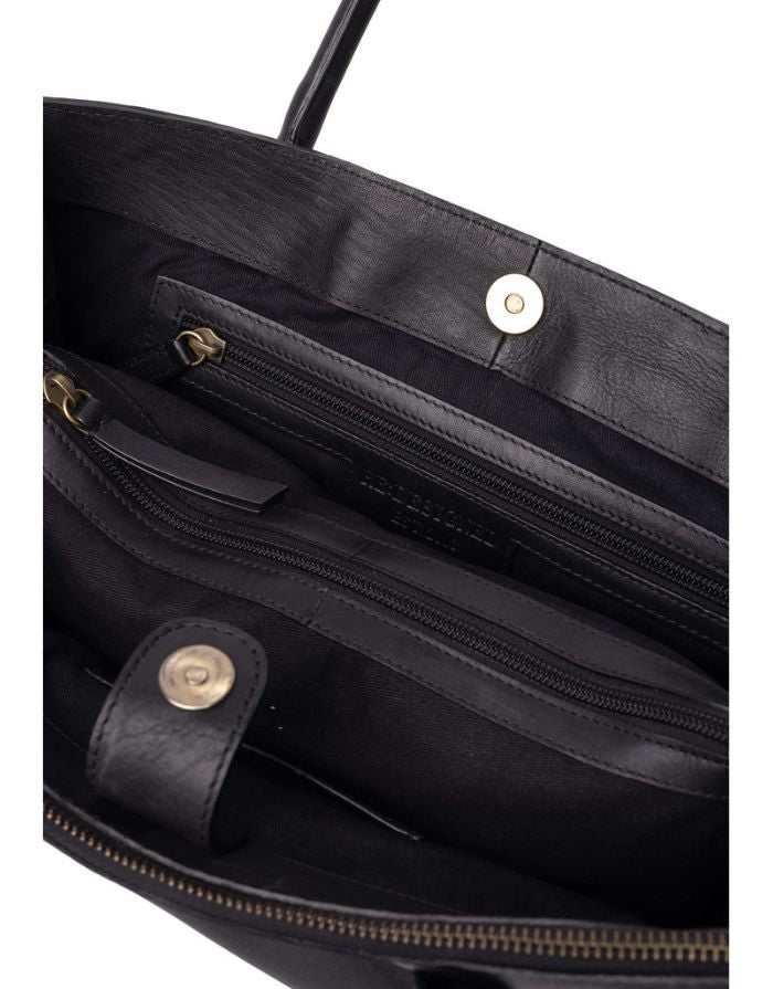 Schwarze Ora Small Ledertasche von Re:Designed mit vier Innenfächern, Druckknopfverschluss und handgefertigtem Design Innen