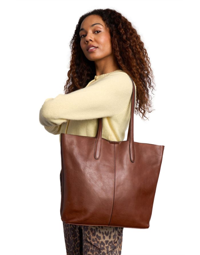  Braune Oline Ledertasche von Re:Designed mit großem Hauptfach, Innentasche mit Reißverschluss und zeitlosem Schultertaschen-Design Am Model