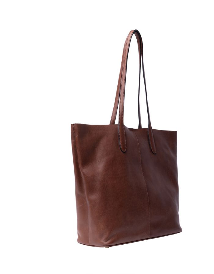  Braune Oline Ledertasche von Re:Designed mit großem Hauptfach, Innentasche mit Reißverschluss und zeitlosem Schultertaschen-Design Seitlich