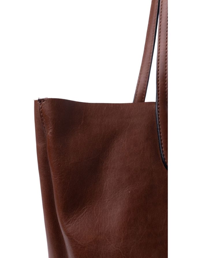  Braune Oline Ledertasche von Re:Designed mit großem Hauptfach, Innentasche mit Reißverschluss und zeitlosem Schultertaschen-Design Nah