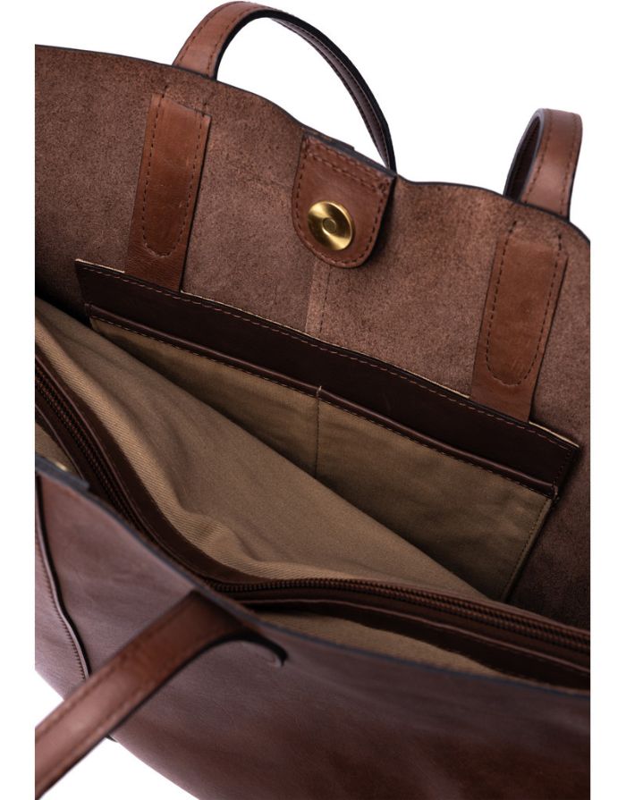  Braune Oline Ledertasche von Re:Designed mit großem Hauptfach, Innentasche mit Reißverschluss und zeitlosem Schultertaschen-Design Innen