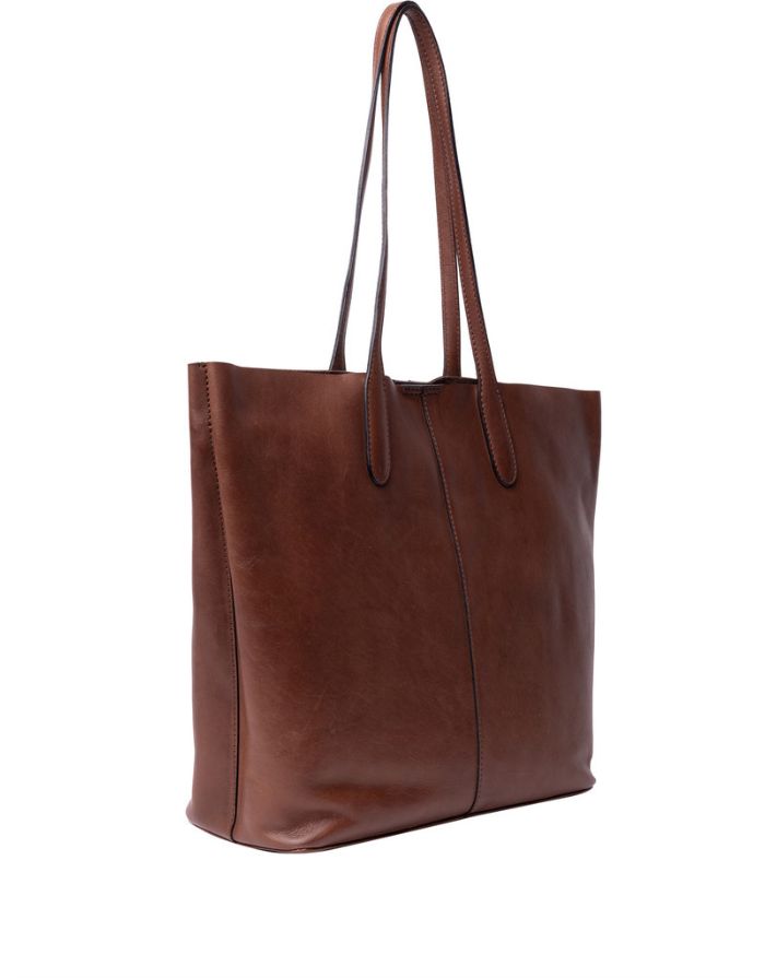  Braune Oline Ledertasche von Re:Designed mit großem Hauptfach, Innentasche mit Reißverschluss und zeitlosem Schultertaschen-Design.