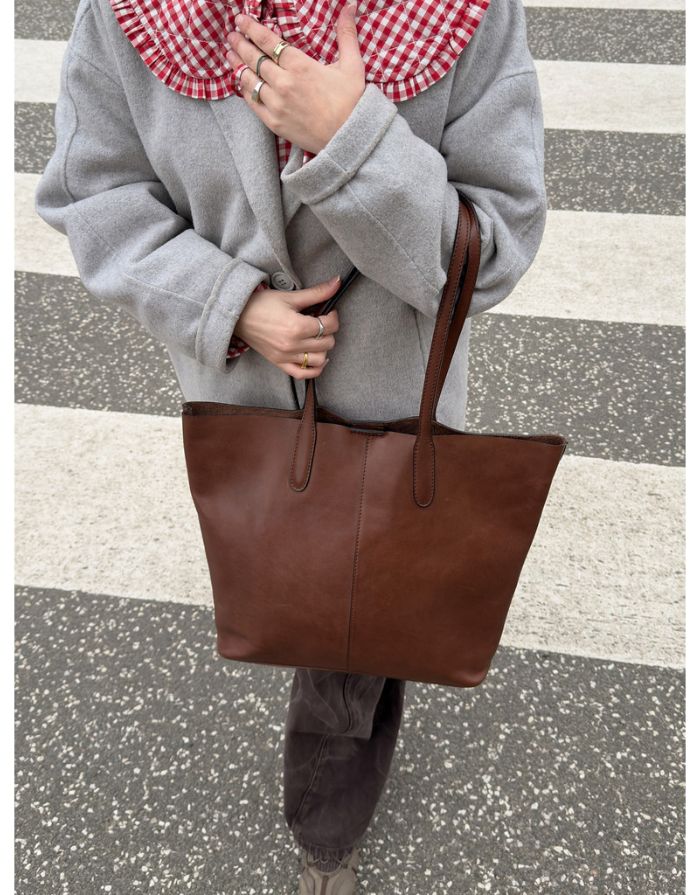  Braune Oline Ledertasche von Re:Designed mit großem Hauptfach, Innentasche mit Reißverschluss und zeitlosem Schultertaschen-Design Über den Arm gehängt