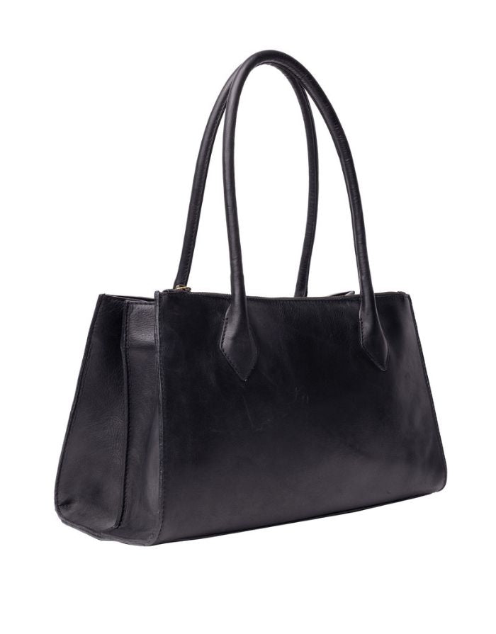 Schwarze Ora Small Ledertasche von Re:Designed mit vier Innenfächern, Druckknopfverschluss und handgefertigtem Design.