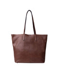  Braune Oline Ledertasche von Re:Designed mit großem Hauptfach, Innentasche mit Reißverschluss und zeitlosem Schultertaschen-Design.
