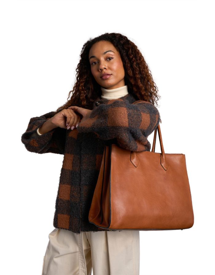  Braune Ora Big Ledertasche von Re:Designed mit großem Hauptfach, praktischen Innenfächern und handgefertigtem Design am Model