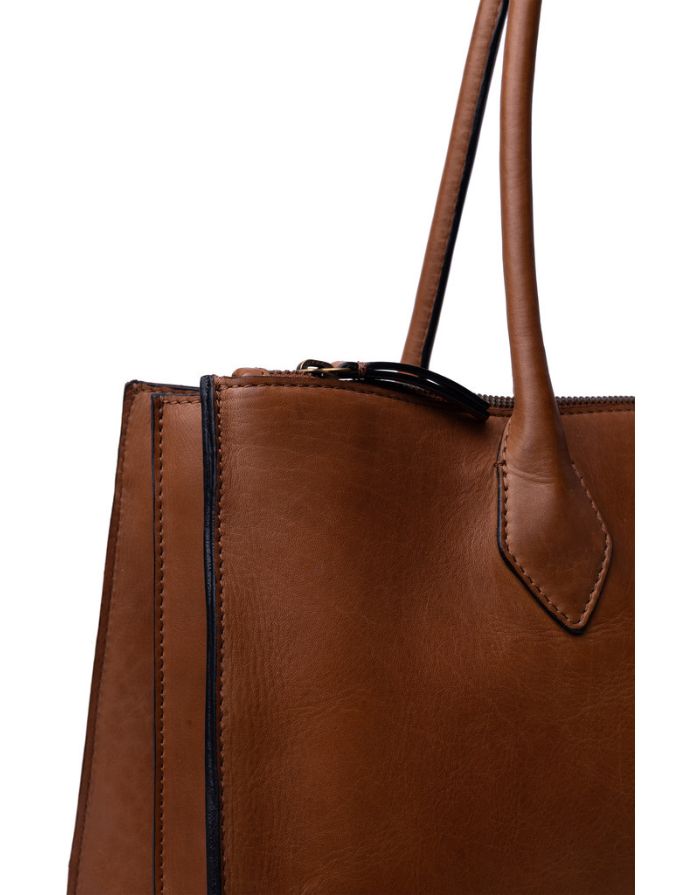  Braune Ora Big Ledertasche von Re:Designed mit großem Hauptfach, praktischen Innenfächern und handgefertigtem Design nah