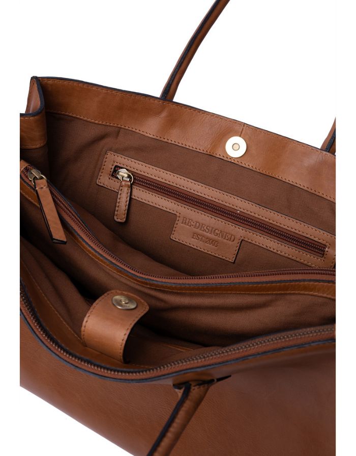  Braune Ora Big Ledertasche von Re:Designed mit großem Hauptfach, praktischen Innenfächern und handgefertigtem Design innen
