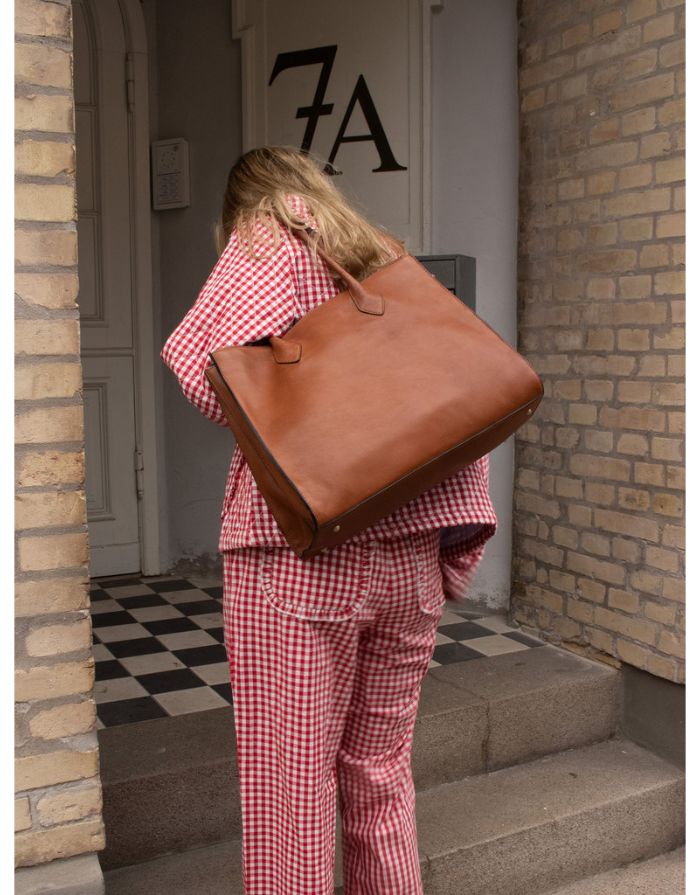  Braune Ora Big Ledertasche von Re:Designed mit großem Hauptfach, praktischen Innenfächern und handgefertigtem Design
