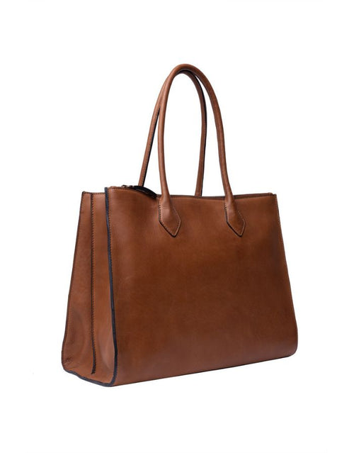  Braune Ora Big Ledertasche von Re:Designed mit großem Hauptfach, praktischen Innenfächern und handgefertigtem Design.