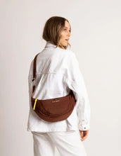 Laden Sie das Bild in den Galerie-Viewer, Padded Hip Bag Medium von Vivi Mari in Tan, wasserabweisende Crossbody-Tasche aus recyceltem Polyester mit zwei Außentaschen, silbernen Metallakzenten und verstellbarem Schultergurt
