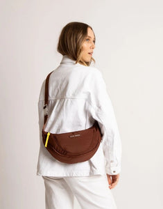 Padded Hip Bag Medium von Vivi Mari in Tan, wasserabweisende Crossbody-Tasche aus recyceltem Polyester mit zwei Außentaschen, silbernen Metallakzenten und verstellbarem Schultergurt