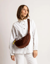 Laden Sie das Bild in den Galerie-Viewer, Padded Hip Bag Medium von Vivi Mari in Tan, wasserabweisende Crossbody-Tasche aus recyceltem Polyester mit zwei Außentaschen, silbernen Metallakzenten und verstellbarem Schultergurt
