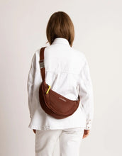 Laden Sie das Bild in den Galerie-Viewer, Padded Hip Bag Medium von Vivi Mari in Tan, wasserabweisende Crossbody-Tasche aus recyceltem Polyester mit zwei Außentaschen, silbernen Metallakzenten und verstellbarem Schultergurt

