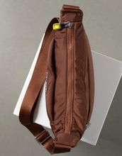 Laden Sie das Bild in den Galerie-Viewer, Padded Hip Bag Medium von Vivi Mari in Tan, wasserabweisende Crossbody-Tasche aus recyceltem Polyester mit zwei Außentaschen, silbernen Metallakzenten und verstellbarem Schultergurt
