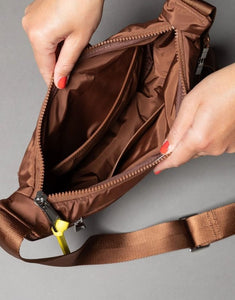 Padded Hip Bag Medium von Vivi Mari in Tan, wasserabweisende Crossbody-Tasche aus recyceltem Polyester mit zwei Außentaschen, silbernen Metallakzenten und verstellbarem Schultergurt