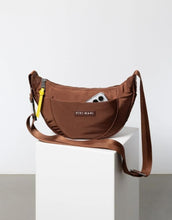 Laden Sie das Bild in den Galerie-Viewer, Padded Hip Bag Medium von Vivi Mari in Tan, wasserabweisende Crossbody-Tasche aus recyceltem Polyester mit zwei Außentaschen, silbernen Metallakzenten und verstellbarem Schultergurt
