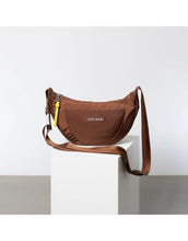 Laden Sie das Bild in den Galerie-Viewer, Padded Hip Bag Medium von Vivi Mari in Tan, wasserabweisende Crossbody-Tasche aus recyceltem Polyester mit zwei Außentaschen, silbernen Metallakzenten und verstellbarem Schultergurt
