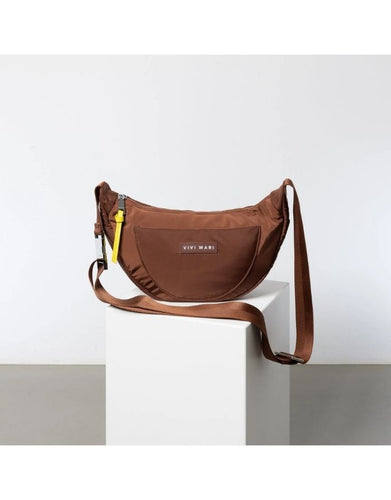 Padded Hip Bag Medium von Vivi Mari in Tan, wasserabweisende Crossbody-Tasche aus recyceltem Polyester mit zwei Außentaschen, silbernen Metallakzenten und verstellbarem Schultergurt