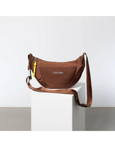Padded Hip Bag Medium von Vivi Mari in Tan, wasserabweisende Crossbody-Tasche aus recyceltem Polyester mit zwei Außentaschen, silbernen Metallakzenten und verstellbarem Schultergurt