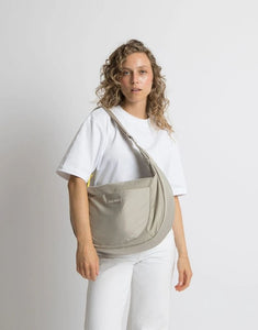 Padded Hip Bag Oversized von Vivi Mari in Stone, große wasserabweisende Umhängetasche mit zwei Außentaschen, verstellbarem Schultergurt und silbernen Metallakzenten, aus recyceltem Polyester.