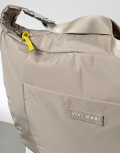 Laden Sie das Bild in den Galerie-Viewer, Padded Hip Bag Oversized von Vivi Mari in Stone, große wasserabweisende Umhängetasche mit zwei Außentaschen, verstellbarem Schultergurt und silbernen Metallakzenten, aus recyceltem Polyester.
