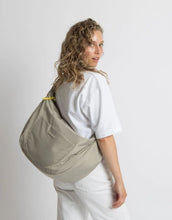 Laden Sie das Bild in den Galerie-Viewer, Padded Hip Bag Oversized von Vivi Mari in Stone, große wasserabweisende Umhängetasche mit zwei Außentaschen, verstellbarem Schultergurt und silbernen Metallakzenten, aus recyceltem Polyester.
