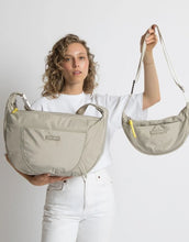 Laden Sie das Bild in den Galerie-Viewer, Padded Hip Bag Oversized von Vivi Mari in Stone, große wasserabweisende Umhängetasche mit zwei Außentaschen, verstellbarem Schultergurt und silbernen Metallakzenten, aus recyceltem Polyester.
